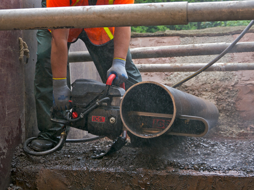 ICS 695XL cutting ductile iron pipe in a trench from a single position